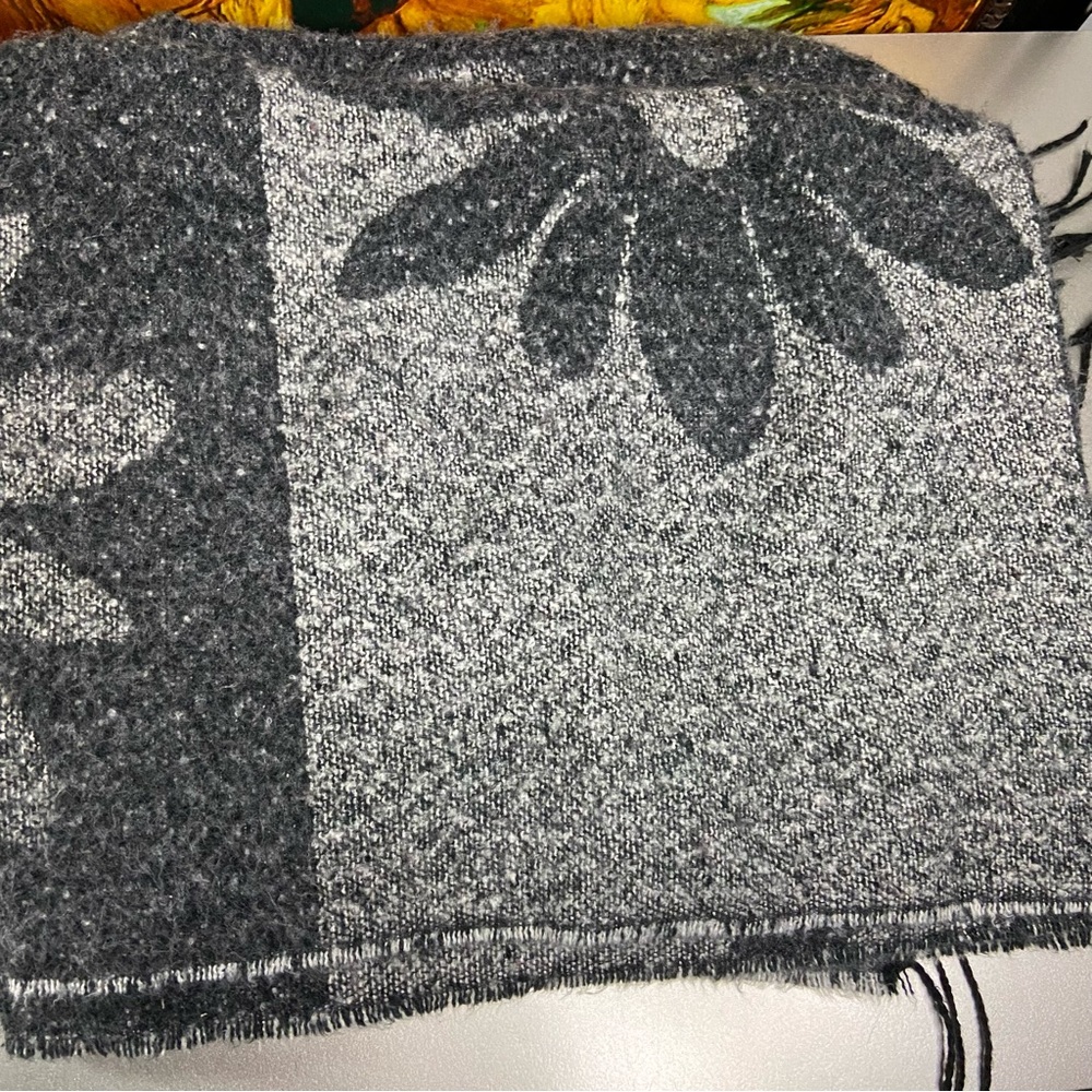 ⭐️5 for $25⭐️ Wild Fable Grey flower scarf